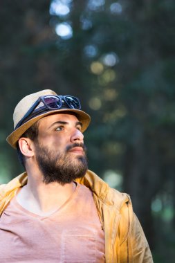 Neşeli genç adam explorer