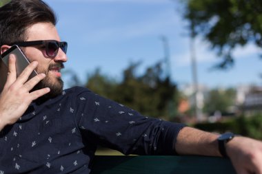 Smartphone üzerinde konuşan adam genç sakallı 