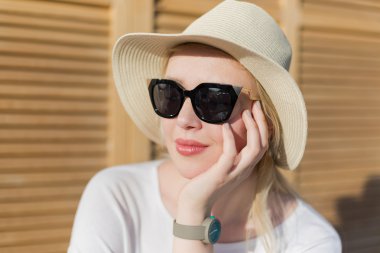 Genç kız şapka ve güneş gözlüğü