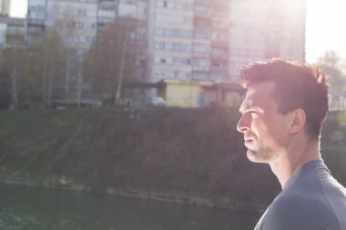 mutlu genç adam çalıştıran 