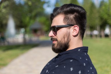 Genç adam bankta rahatlatıcı