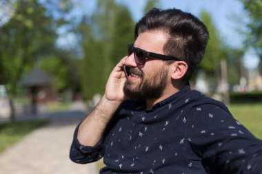 Smartphone üzerinde konuşan adam genç sakallı 