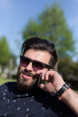 Smartphone üzerinde konuşan adam genç sakallı 