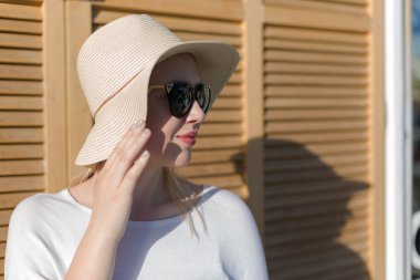 Genç kız şapka ve güneş gözlüğü