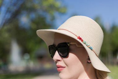 Genç kız şapka ve güneş gözlüğü