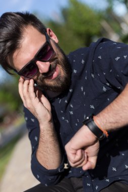 Smartphone üzerinde konuşan adam genç sakallı 