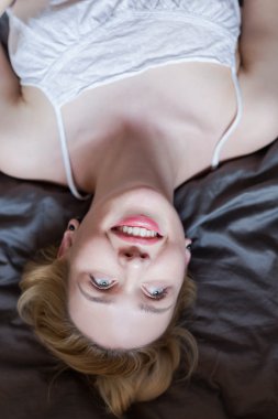 Yatakta güzel bir genç kadın.