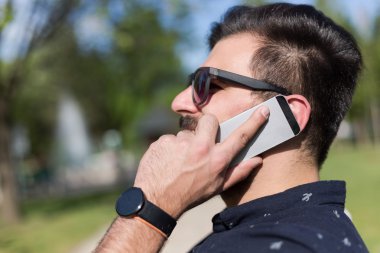 Smartphone üzerinde konuşan adam genç sakallı 