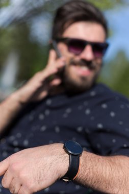 Smartphone üzerinde konuşan adam genç sakallı 