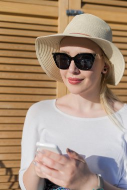 Dışarıda akıllı telefon kullanan rahatlatıcı kadın