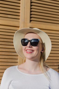 Genç kız şapka ve güneş gözlüğü