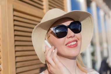 Akıllı telefonda dışarıda konuşan rahatlatıcı kadın