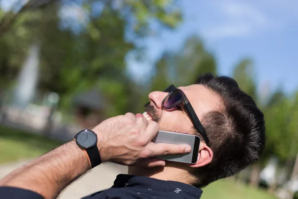 Joven barbudo hombre hablando en smartphone — Foto de Stock