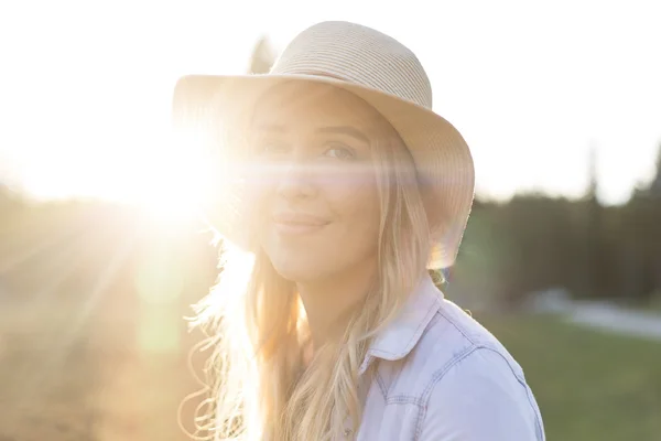 Mladá dívka na slunci — Stock fotografie