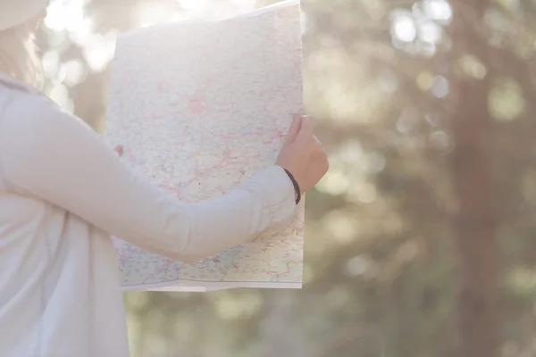 Femme explorateur regardant une carte en plein air — Photo