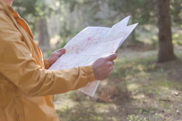 Uomo con una mappa in mano — Foto Stock