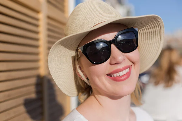Fată tânără în pălărie și ochelari de soare — Fotografie, imagine de stoc