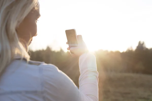 Vrouw nemen van een selfie in de buitenlucht — Stockfoto