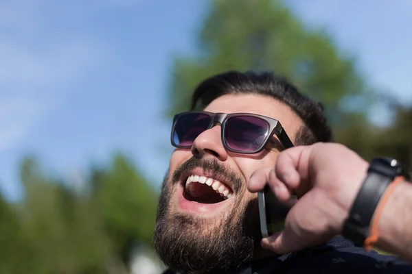Joven barbudo hombre hablando en smartphone — Foto de Stock