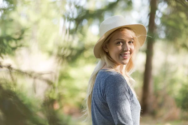 Žena v slaměný klobouk v lese — Stock fotografie