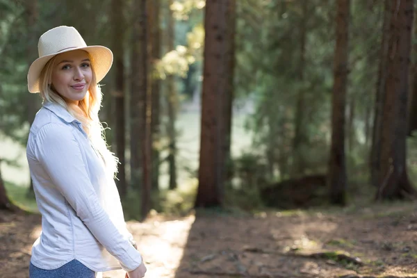 Femme en chapeau de paille dans la forêt — Photo