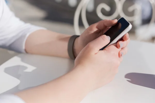 Mujer buscando información en el teléfono celular — Foto de Stock