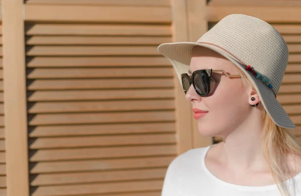 帽子とサングラスの若い女の子 — ストック写真