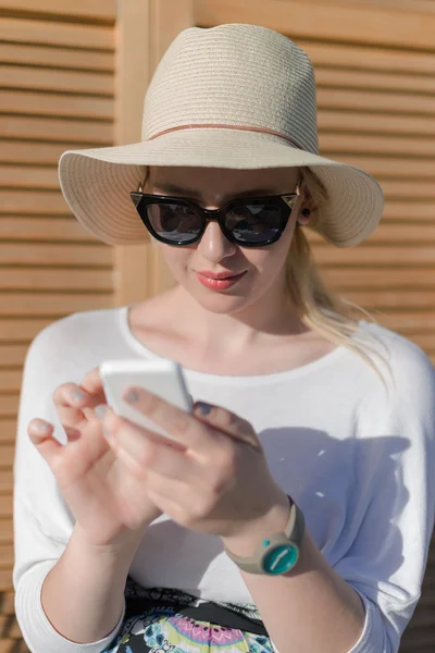 Mujer relajante usando teléfono inteligente al aire libre — Foto de Stock