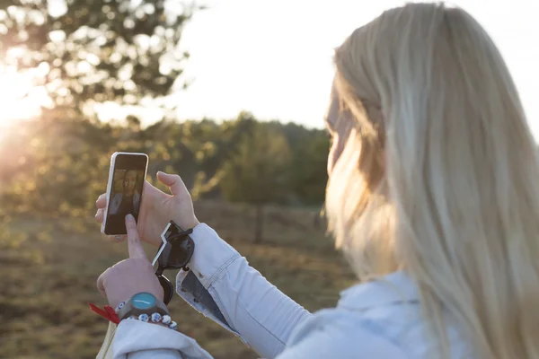Vrouw nemen van een selfie in de buitenlucht — Stockfoto