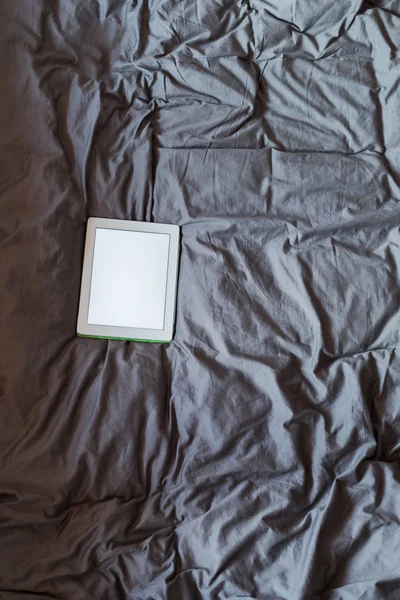 Digitální tablet v posteli — Stock fotografie