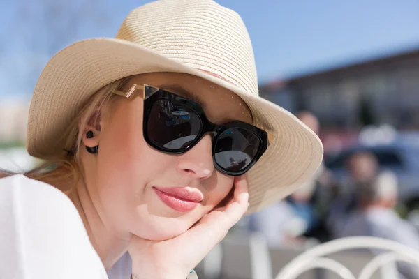 Jeune fille en chapeau et lunettes de soleil — Photo