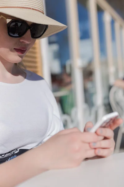 Relaxing woman using smartphone outdoors — Stock Photo, Image