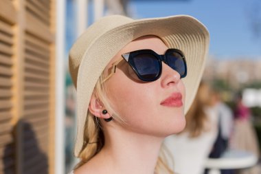 Genç kız şapka ve güneş gözlüğü