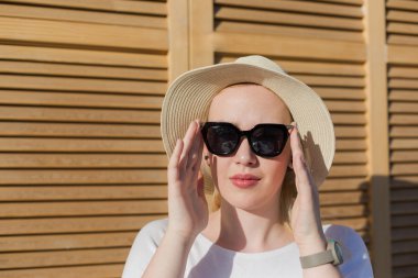 Genç kız şapka ve güneş gözlüğü