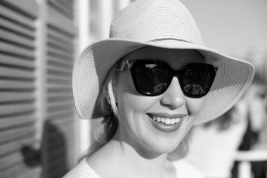 Genç kız şapka ve güneş gözlüğü