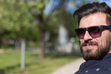 Genç adam bankta rahatlatıcı