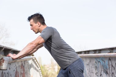  Genç adam kentsel alanda egzersiz