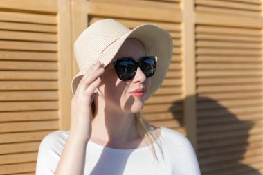 Genç kız şapka ve güneş gözlüğü