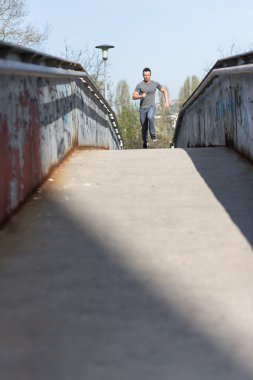 Sportif genç adam çalıştıran 