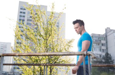 Genç adam yapıyor açık hava etkinliği