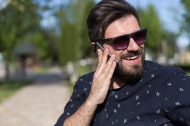 Smartphone üzerinde konuşan adam genç sakallı 