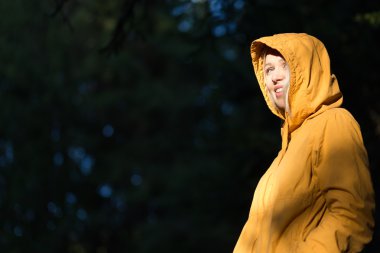 ormanda genç kadın