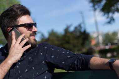 Smartphone üzerinde konuşan adam genç sakallı 