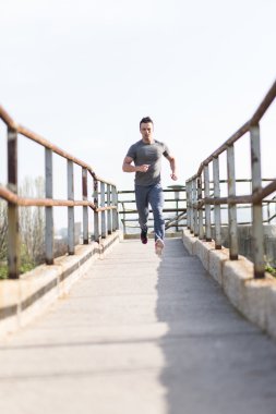 Sportif genç adam çalıştıran 