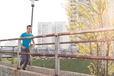 Çalışma dışarı sportif genç adam