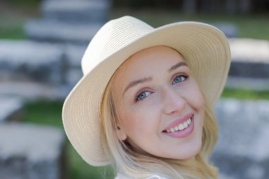 Güneş Işığındaki Genç Kız