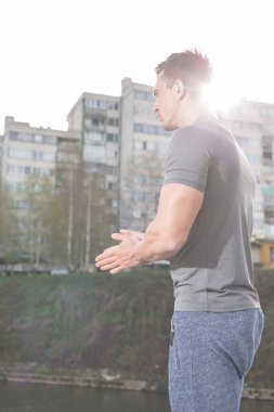 Genç adam yapıyor açık hava etkinliği