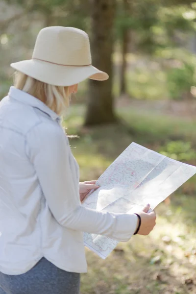 Esploratrice che guarda una mappa all'aperto — Foto Stock