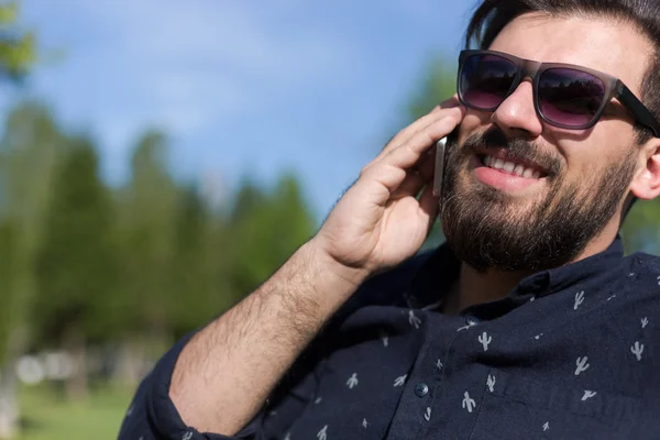 Jovem barbudo homem falando no smartphone — Fotografia de Stock