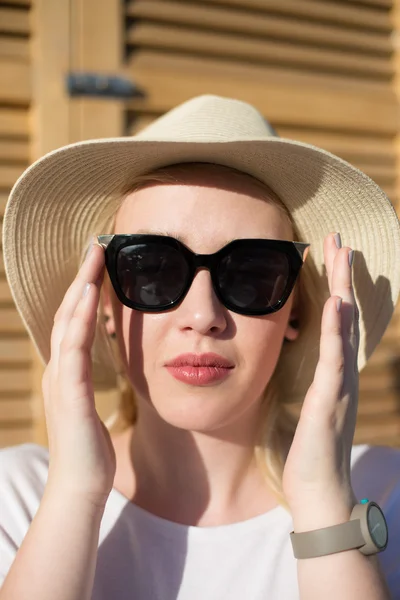 Jeune fille en chapeau et lunettes de soleil — Photo